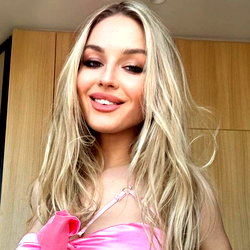 𝐊𝐚𝐫𝐞𝐧 𝐓𝐚𝐧𝐠 photo