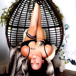Dolly Curves photo