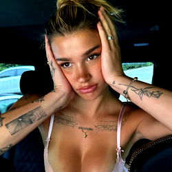 Ari 🐈‍⬛🤍 photo