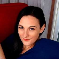 Clara Dee photo