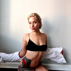 Ashley Grace photo