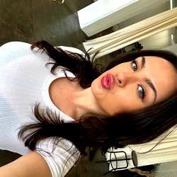Nicole Sage photo
