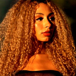 Mia Sorety - Stunning Model with Irresistible Charm