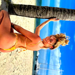 Mae 🍰👩‍🦰 photo