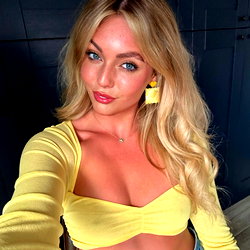 Mae 🍰👩‍🦰 photo