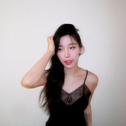 Elle Lee 🖤🪽 photo