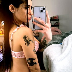 Caitlin🤫 photo