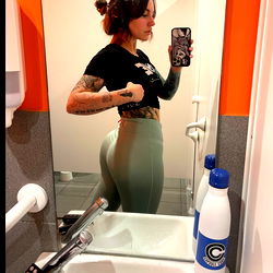 ꧁𝕰𝖛𝖊𝕺𝖜𝖑꧂ Model Page