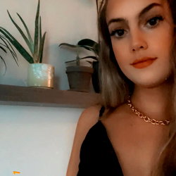Ari Lynn photo
