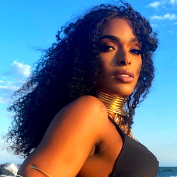 Naomi Whistledown photo