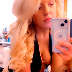 Elle ❤️🔥😻💦🍑🍒 photo