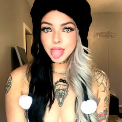 Violet 💞 online now! photo