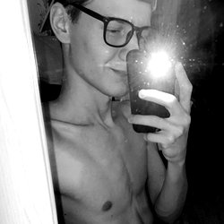 Tom photo