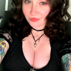 Mistress LainaBearrKnee photo