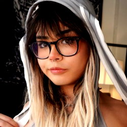 Kiyana Vi - A Stunning Internet eGirl with 5 Limbs