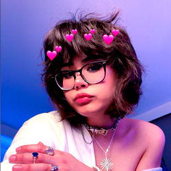 Kiyana Vi - A Stunning Internet eGirl with 5 Limbs