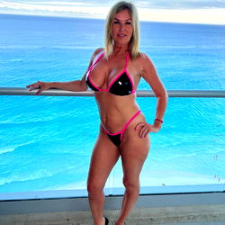 𝗦𝗨𝗠𝗠𝗘𝗥 𝗥𝗢𝗦𝗘 𝗦𝗪𝗜𝗡𝗚𝗘𝗥 𝗪𝗜𝗙𝗘 photo