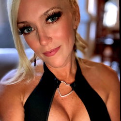 BellaPlaysAfterDark photo