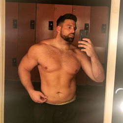 ɪᴛ'ꜱ ʏᴏᴜʀ ʙᴏʏ ᴏʟʟɪᴇ ᴍᴏᴏʀᴇ photo