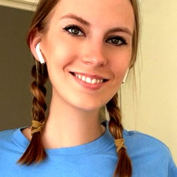 Harper 🪼 The sexy t-shirt girl 👚 photo