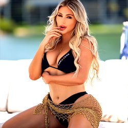 Kayley Gunner photo