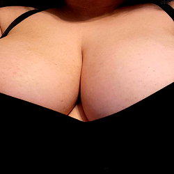 Busty Cosmic Babe photo