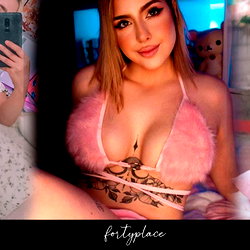Get to know Fortyplace💕: The Hot Irish Art Model