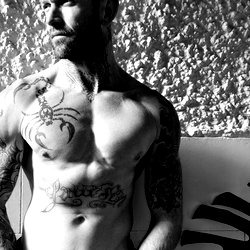 Thenakedartist photo